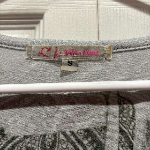 JULIE’S CLOSET Women’s Paisley Print Short Sleeve Tunic - gray/green, size S - Picture 4 of 4